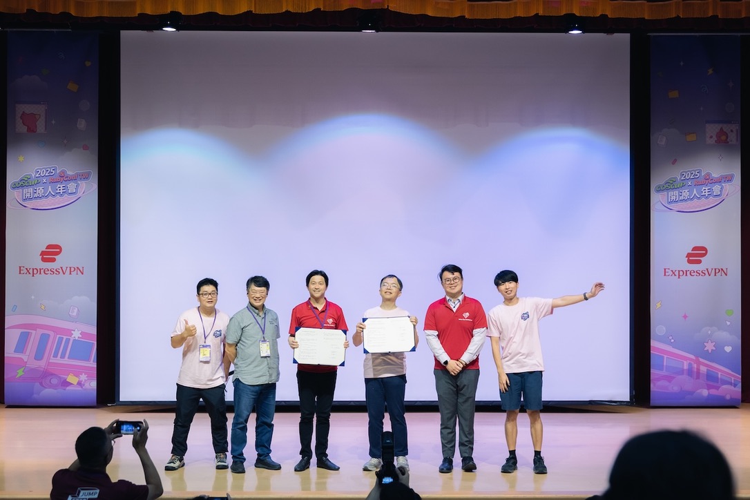 松江市長上定昭仁與五倍紅寶石執行長鄧慕凡在 COSCUP × RubyConf Taiwan 2025 舞台上展示簽署完成的合作備忘錄